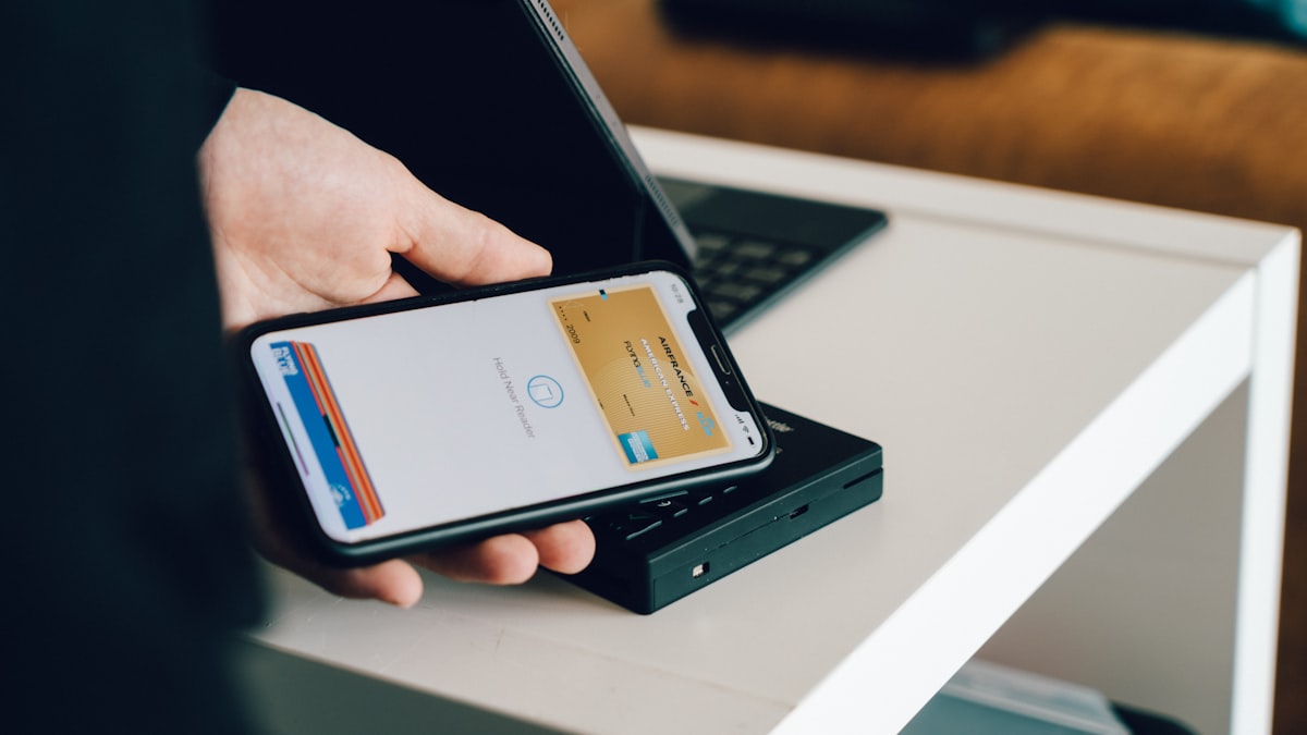 الدرهم الرقمي يتيح تحويلات فورية بين الأفراد بلا رسوم عبر التطبيقات المصرفية.