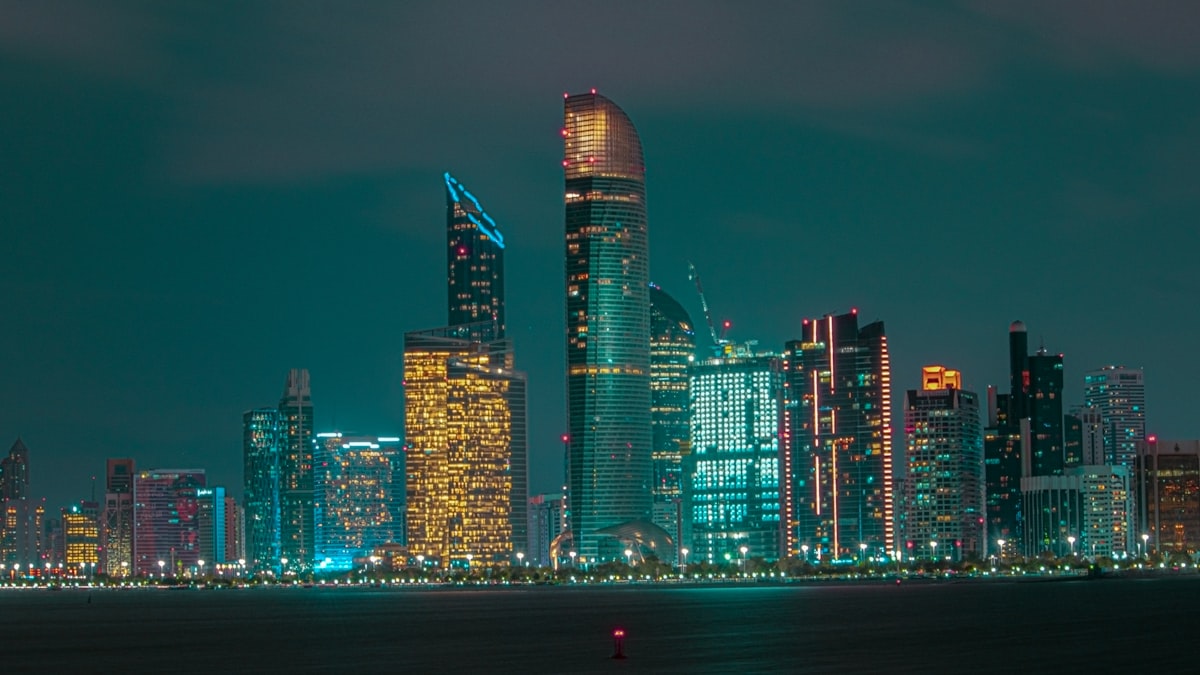 تواصل مدن الإمارات جذب رؤوس الأموال العالمية بفضل بيئتها الاستثمارية المتميزة.