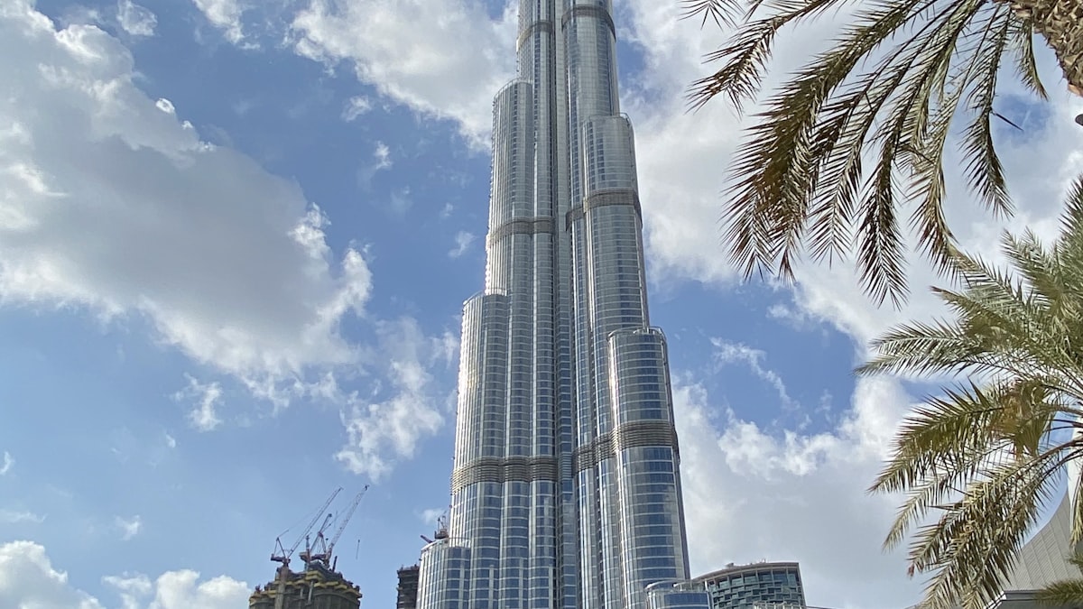 رافعات البناء في الأفق تعكس الطفرة المستمرة في مشاريع البيع على المخطط في دبي.