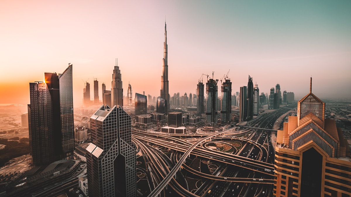 يواصل اقتصاد دولة الإمارات نموه مدفوعا بالقطاعات غير النفطية في مختلف الإمارات. (صورة توضيحية)